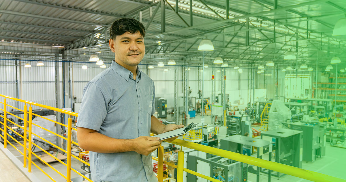 Colaborador na fábrica da Indumak, para ilustrar o tópico "como adquirir uma máquina ou equipamento de empacotamento"