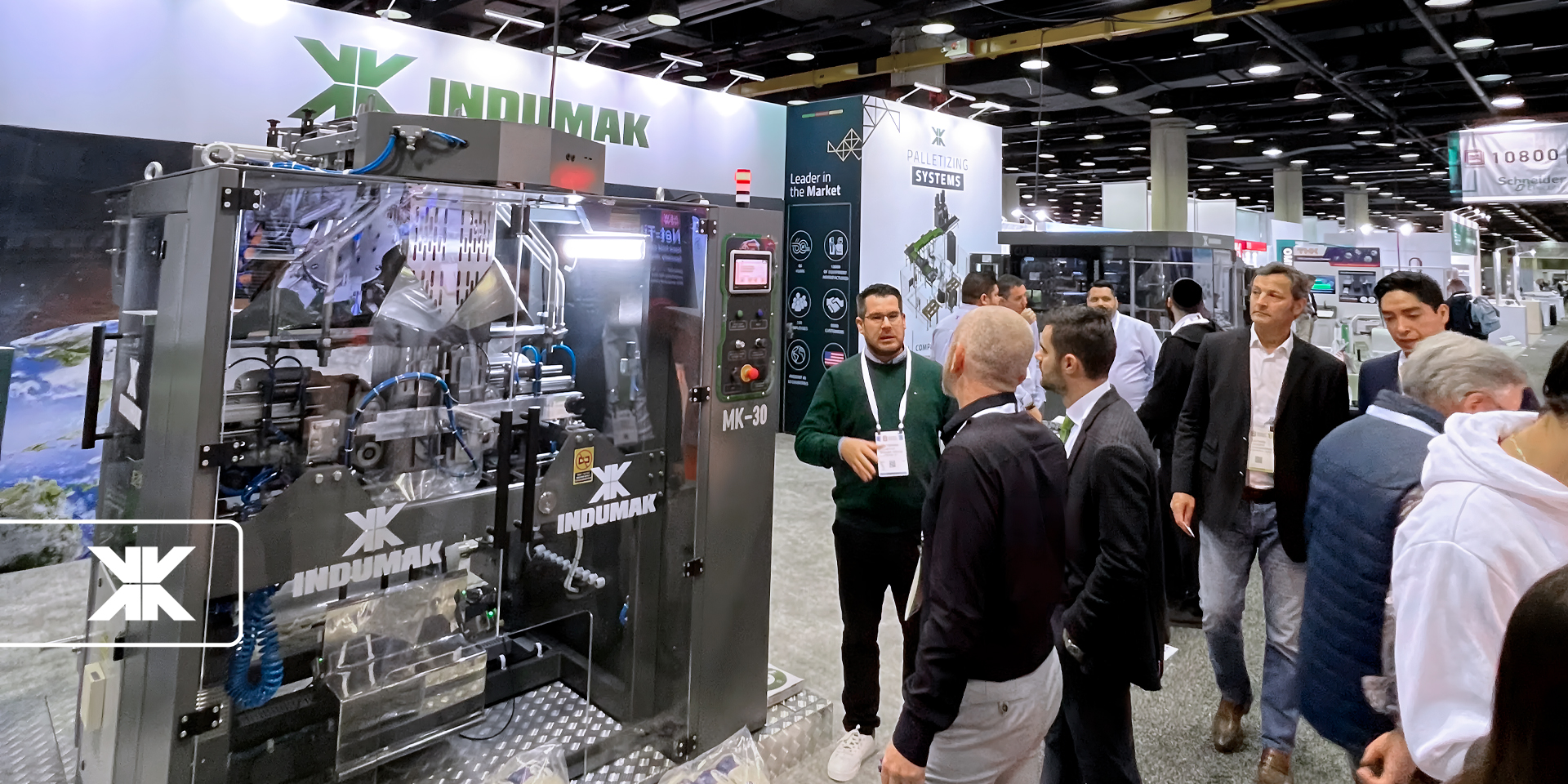 Estande com representantes da Indumak na Pack Expo 2024