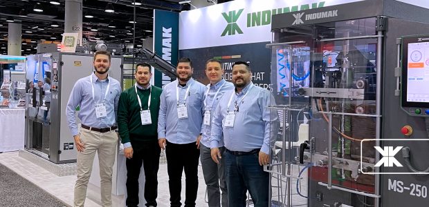 Stand con representantes de Indumak en Pack Expo 2024