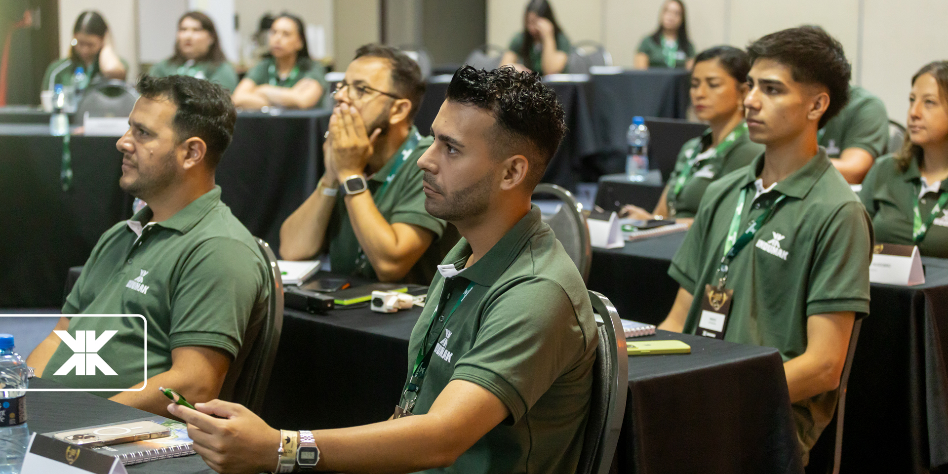 Colaboradores de Indumak asistiendo a una conferencia.